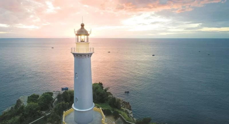 Lever du soleil au phare de Dai Lanh