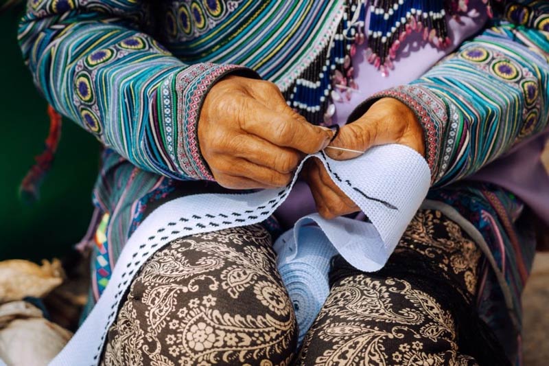 Les Hmong fleuris sont réputés pour leurs costumes traditionnels hauts en couleur et finement brodés