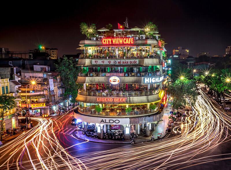 Rue animée à Hanoï la nuit