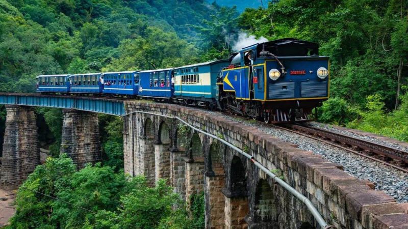 Train de nuit confortable reliant la gare de Lao Cai à Sapa, traversant les montagnes du nord Vietnam avec vue panoramique