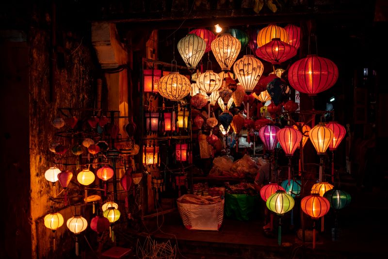 Lanternes multicolores illuminant les rues de Hội An la nuit