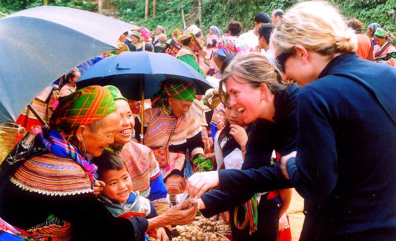 Scène de négociation dans un marché traditionnel au Vietnam