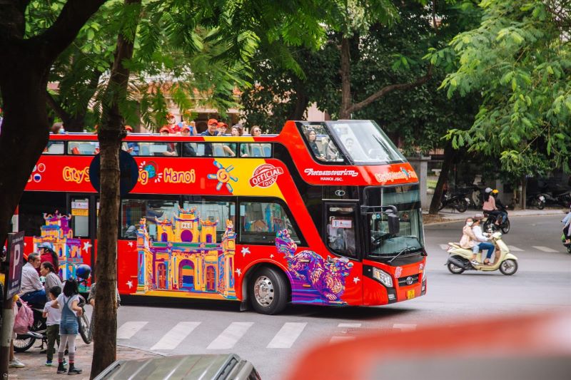 bus à imprériale se déplace autour de Hanoi