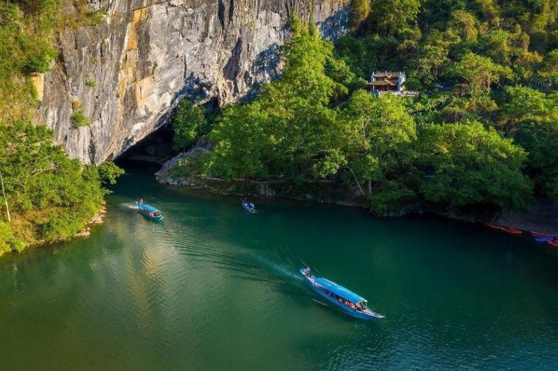 Panorama du parc national Phong Nha-Kẻ Bàng, Vietnam, avec ses montagnes karstiques spectaculaires et la végétation luxuriante