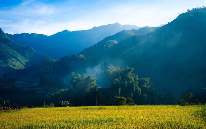 Paysage naturel du Nord Vietnam avec vallée verdoyante et brume matinale sur les montagnes