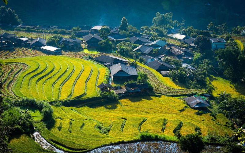 Rizières en terrasse et village traditionnel au Nord Vietnam, vue panoramique depuis les hauteurs
