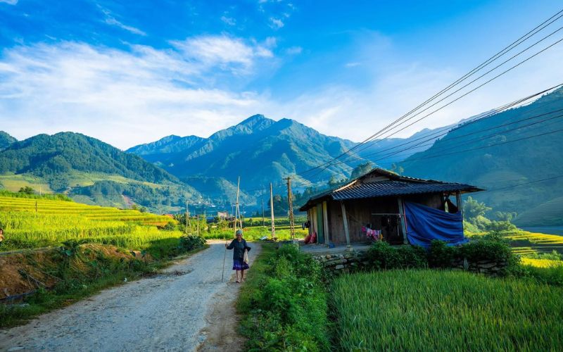 Maison traditionnelle vietnamienne dans un village montagnard du Nord Vietnam – montagnes en arrière-plan