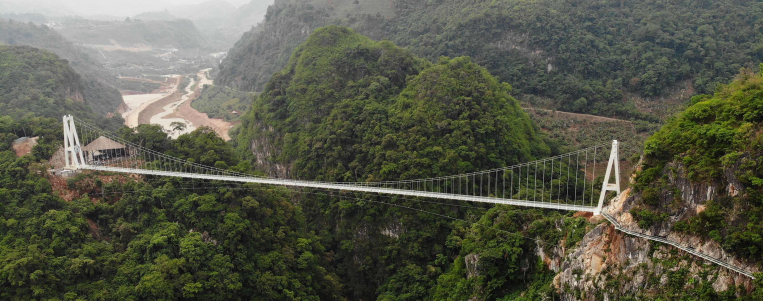 Le pont suspendu en verre le plus long du monde se trouve désormais au Vietnam