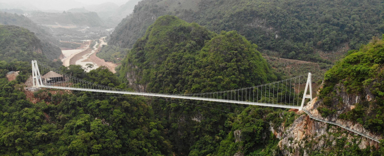 Le pont suspendu en verre le plus long du monde se trouve désormais au Vietnam