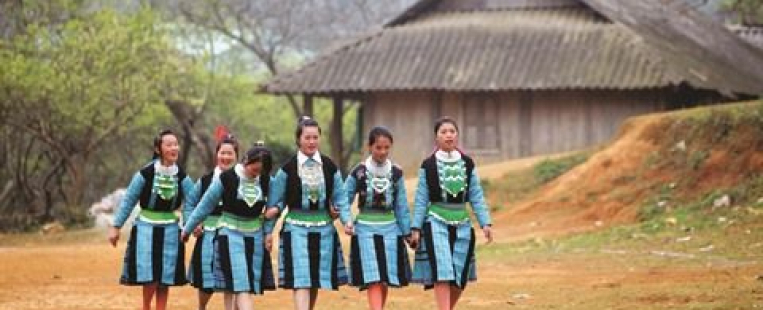 L’élégance des costumes traditionnels des femmes H’mông